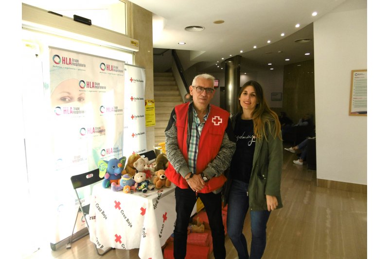 HLA San Carlos y Cruz Roja recaudan ms de 700 euros para comprar juguetes