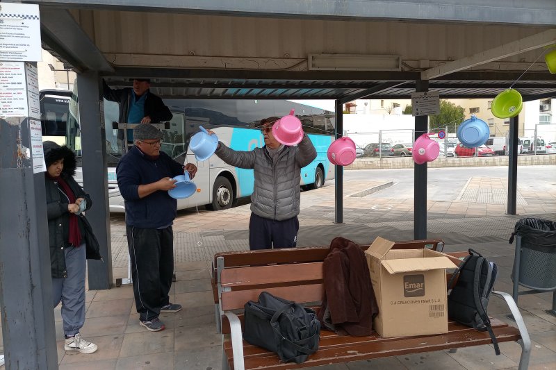 Gent de Dnia decora con orinales la estacin de autobuses para denunciar que no tiene aseos