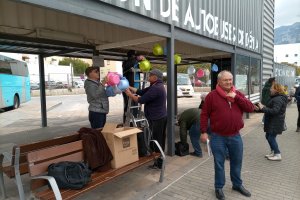 Gent de Dénia decora con orinales la estación de autobuses para denunciar que no tiene aseos