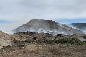 Ecologistes en Acció denuncia que continuen els abocaments de residus verds en Ramblars de Xàbia malgrat que segueix l'incendi