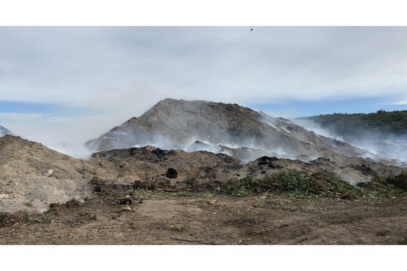 Ecologistas en Accin denuncia que continan los vertidos de residuos verdes en Ramblars de Xbia pese a que sigue el incendio