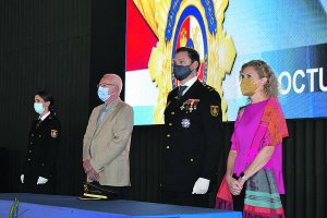La Policía Nacional celebra la fiesta de sus patronos con un recuerdo a las víctimas de la pandemiay a los afectados por el volcán