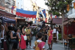 Artesanos, malabaristas y talleres en el centro histrico con el Mercado Medieval de Teulada