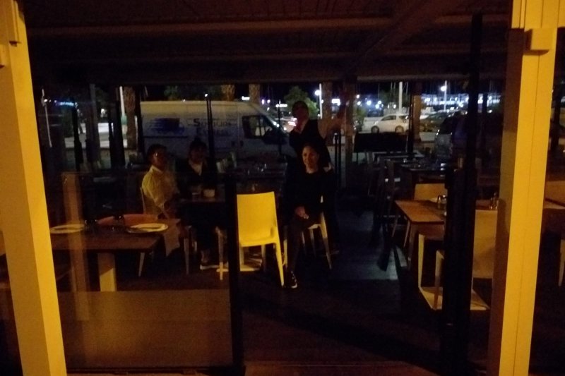 La hostelería se queda cinco minutos a oscuras para protestar por la subida de los precios de la luz 