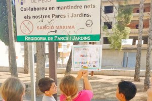 Els alumnes del col·legi Sant Antoni posen en marxa una campanya per a millorar els hàbits de neteja urbana a Pego
