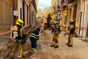 Una pala rompe una tubería de gas en las obras de la calle Major de Dénia 