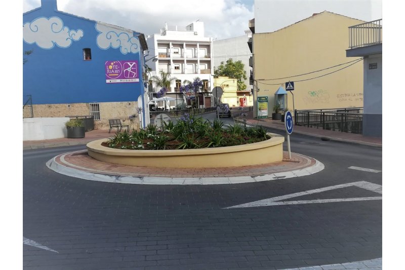 El Ayuntamiento de Ondara reconvierte la fuente de enfrente del Llavador en rotonda ajardinada 