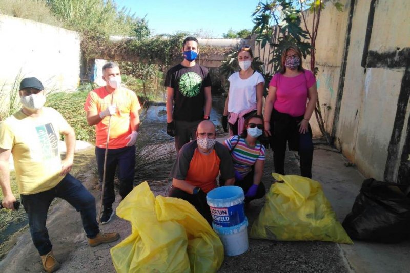 La campaa de limpieza Mans al Riu! de Ondara retira 260 kilos de residuos del ro Alberca 
