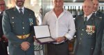 La Guardia Civil entrega una placa de agradecimiento al presidente de la sociedad de cazadores de Ondara 