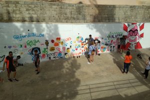Cent cinquanta joves li donen una nova imatge al llit urbà de l’Alberca amb pintures murals