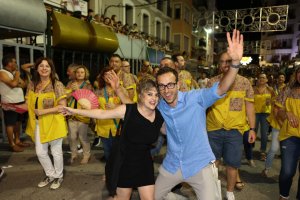 Marina Mulet i Jaime Monfort fan vibrar la Plaça Major amb un pregó que repassa els tòpics de les Festes de Pedreguer