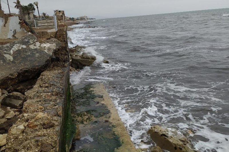 El plan de seguridad de las playas de Dnia considera que los tramos sin arena son un peligro para los baistas