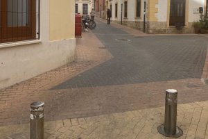 Un bolardo en la calle Sant Josep regular el paso de vehculos a partir de febrero