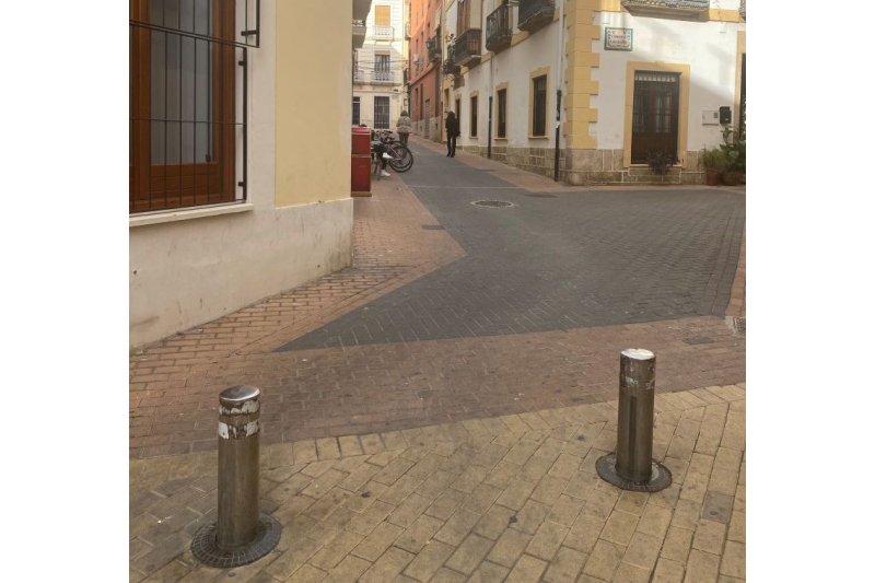 Un bolardo en la calle Sant Josep regular el paso de vehculos a partir de febrero