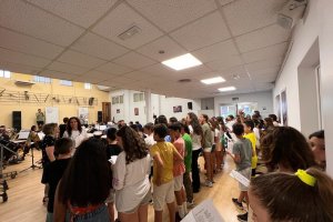 L’Escola Canta: més de cent xiquets participen en la representació d’una cantata a Dénia
