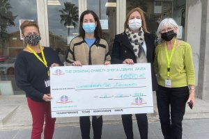 Charity Shop de Xàbia dona 1000 € al departamento d'Igualtat