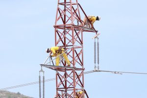 Una estampa casi insólita para un domingo de rastro en Pedreguer: mantenimiento de las torres de alta tensión 