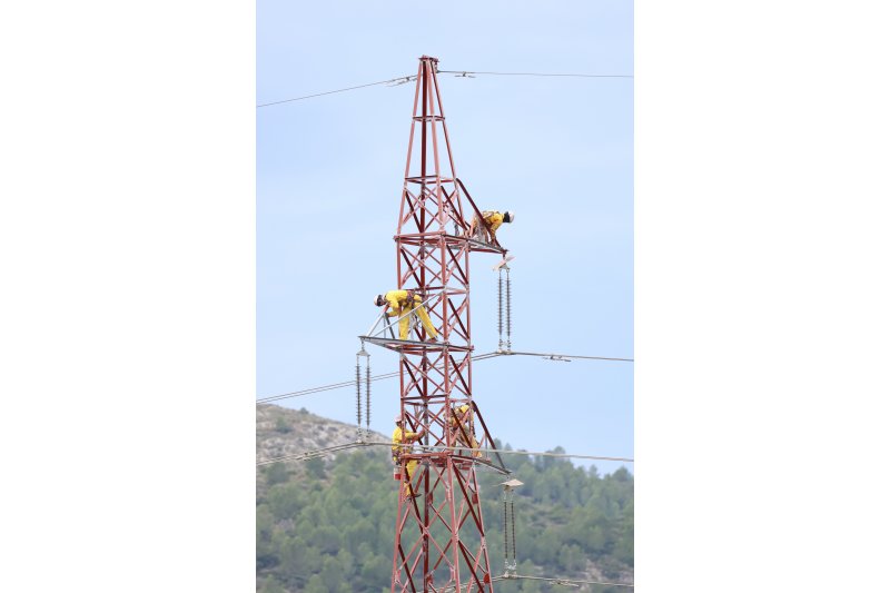 Una estampa casi inslita para un domingo de rastro en Pedreguer: mantenimiento de las torres de alta tensin