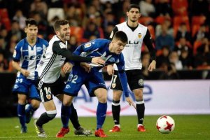 Gayà marca a Sivera l’últim gol en la tanda dels penaltis de l’Alabès-València