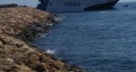 Un barco de Baleria encalla en la escollera norte del puerto de Dnia