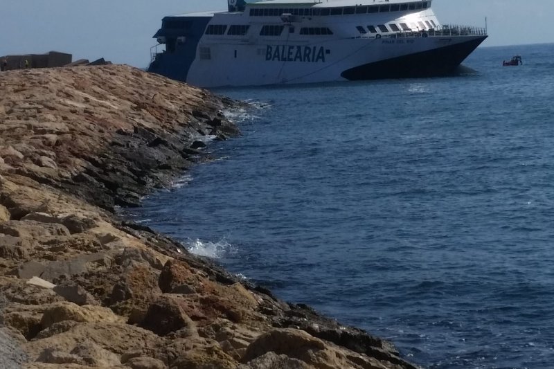 Un barco de Baleria encalla en la escollera norte del puerto de Dnia
