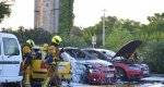 Arden tres coches en el parking exterior del Hospital de Dnia 