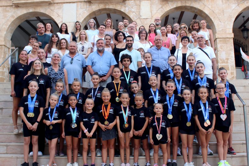 El Ayuntamiento homenajea a las campeonas del Club de Gimnàstica Dénia 
