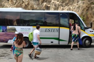 Benitatxell pone en marcha el autobús gratuito a la cala del Moraig con nuevas paradas