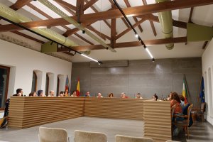 La corporació municipal de Pego estrena saló de plenaris després de la remodelació de l’espai