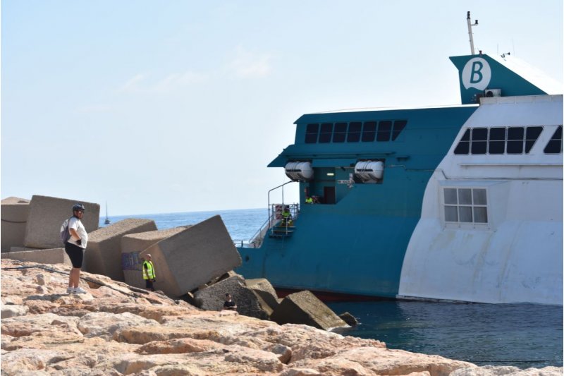Baleria desconoce cundo reflotar el barco encallado en la escollera norte de Dnia 
