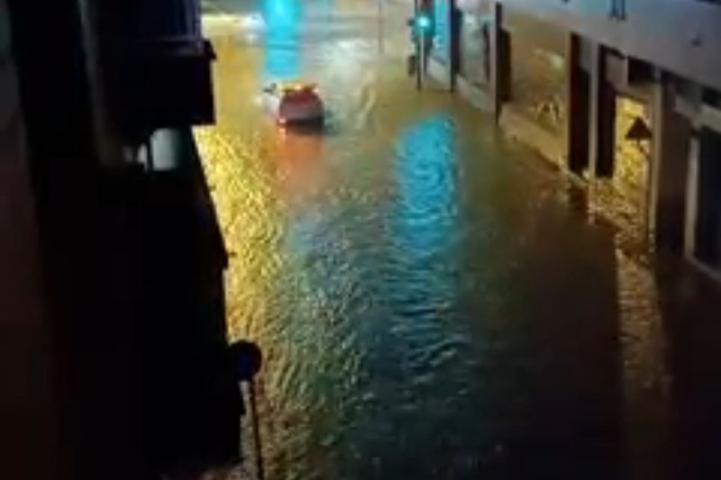 La intensa lluvia inunda calles de Dénia 