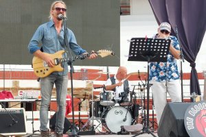 La AECC d’Ondara recapta 1.500 euros amb l’actuació de The Bloosters Band a la plaça de bous