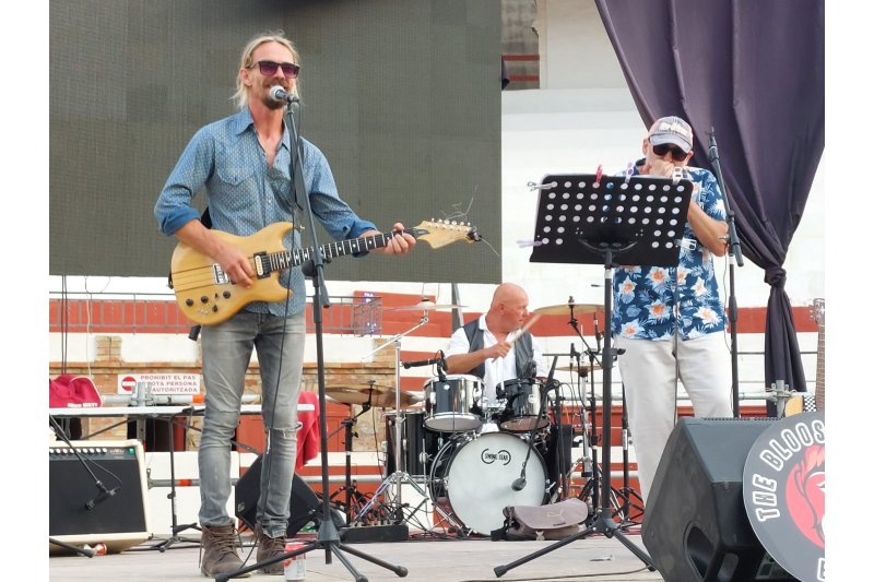 La AECC de Ondara recauda 1.500 euros con la actuación de The Bloosters Band en la plaza de toros