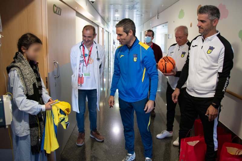 El Club Deportivo Dnia visita a los nios en la Planta de Pediatra del Hospital