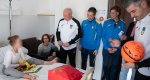 El Club Deportivo Dnia visita a los nios en la Planta de Pediatra del Hospital