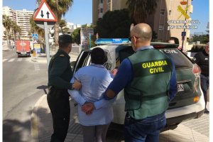 La Guardia Civil detiene en Calp a un matrimonio especializado en el hurto y robo a ancianos