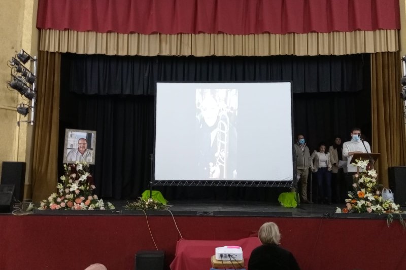 El homenaje a Jos Vicente Marco llena el cine de Alcalal de muestras de afecto, emociones y retales de su vida