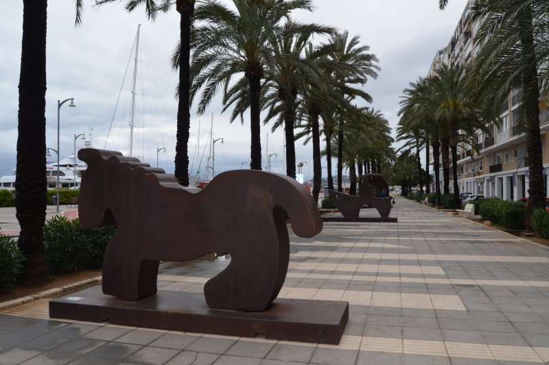 Siete esculturas monumentales de Juan Mjica recalan en Dnia