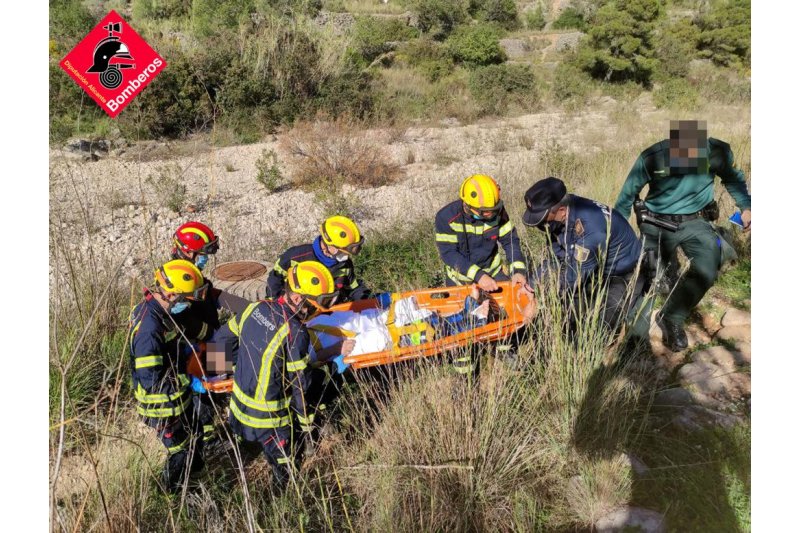 Los bomberos rescatan en LLíber a un escalador que sufre una caída de cinco metros