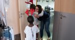Nios ingresados en el Hospital de Dnia regalan sus trabajos a los profesionales de la planta de Pediatra