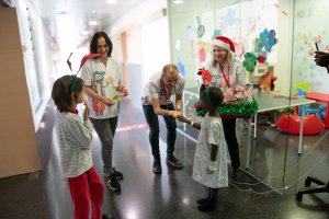 Xiquets ingressats a l'Hospital de Dnia regalen els seus treballs als professionals de la planta de Pediatria