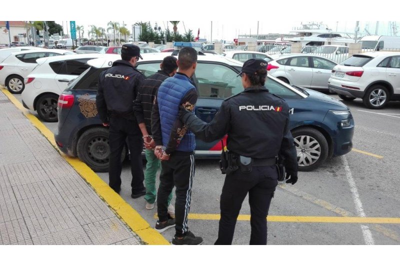La Polica Nacional detiene en Dnia a dos ladrones mientras intentaban comprar en un hipermercado con el dinero robado de un bar