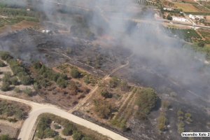 Los bomberos dan por estabilizado el incendio forestal de Xal 