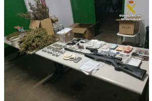 La Guardia Civil desmantela dos puntos de venta de marihuana en Pego y se incauta de 17 kg