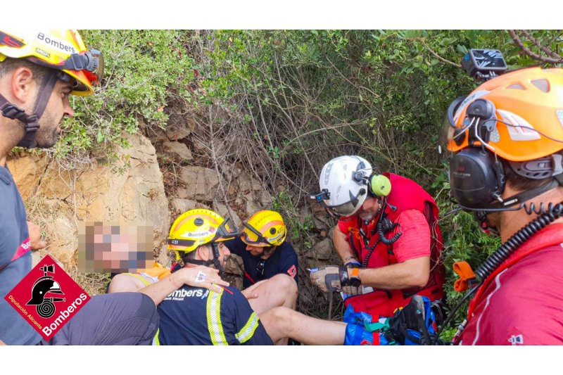 Rescatan en helicóptero a un senderista que cayó en un hoyo en la ruta de La Plana de Xàbia 