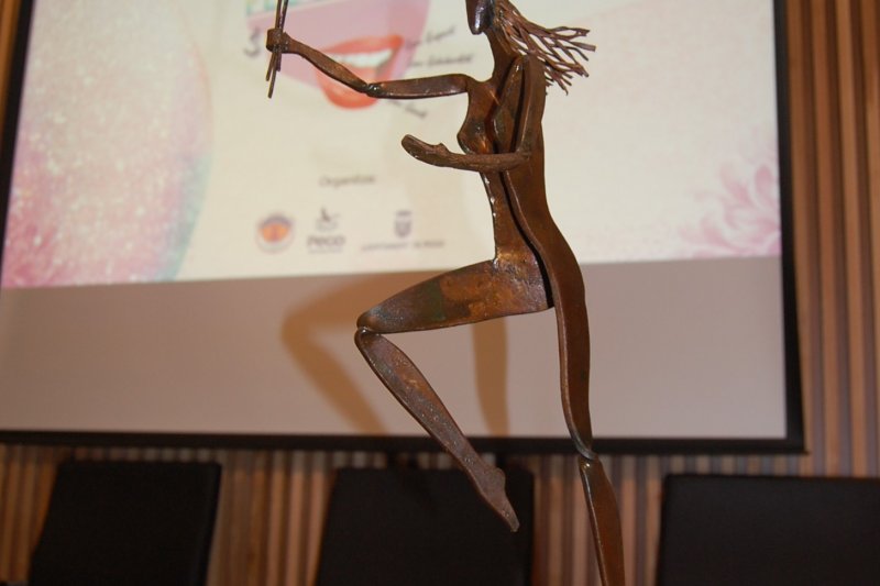 La pintora Tere Ferrando recibe el premio Jo dona 2022 de Pego