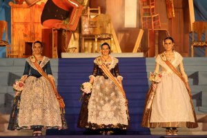 Fogueres de Xàbia proclama a la regina de 2022 Olivia Clemente entre trastos vells