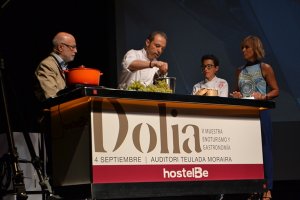 El chef Manuel Alonso elabora cuatro platos inspirados en la uva moscatel en la quinta edicin de Dolia