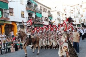 Miles de personas siguen el desfile de gala de los moros i cristians por las calles de Moraira
