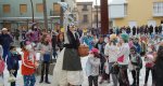 Ms de dos-cents xiquets participen en la festa de lenfarinada a Pego